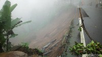 Lokasi masih diguyur hujan ringan dan berkabut tebal.