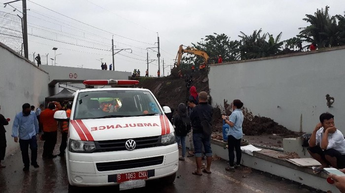 Korban Selamat Longsor Soetta Dipindahkan ke RS Mayapada Tangerang