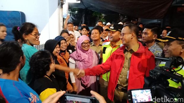 Anies berbincang dengan warga Rawajati