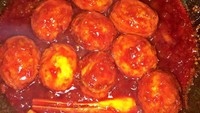 Karena sang suami orang Padang, jadi Audy khusus masak telur balado untung Iko Wais. Warna merahnya menggoda banget, ya. Foto: Instagram @audyitem