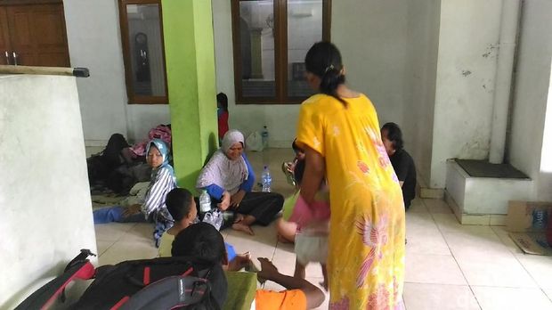 Banjir Mulai Surut, Warga di Pejaten Timur Mulai Bersihkan Rumah