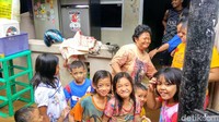 Penuturan warga setempat, Darsa, air mulai masuk rumah mereka sejak kemarin sore, Senin (5/2), sekitar pukul 17.00 WIB. Biasanya, kata dia, meskipun hujan deras, air tidak langsung masuk rumah.