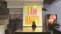 Kalau ingin privat, ada meja di bawah tangga yang nyaman. Dengan furnitur serba kayu suasanapun terasa hangat.Foto: Instagram Hello Strangers Cafe
