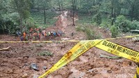 Ratusan personel masih melakukan pencarian korban longsor Puncak, Selasa (6/2/2018).