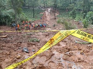 Ratusan Personel Masih Cari Korban Longsor di Riung Gunung