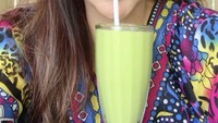  Ternyata Audy menjalani diet kato. Diet yang banyak mengonsumsi makanan tinggi lemak dengan protein sedang dan rendah karbohidrat. Audy memilih jus alpukat! Foto: Instagram @audyitem