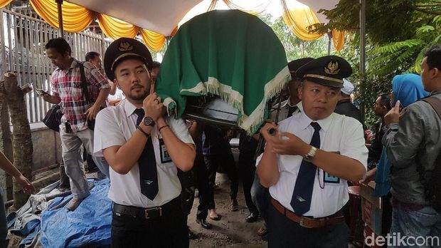 Jenazah Putri tiba di rumah duka. 