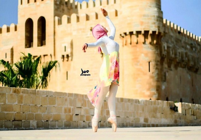 Busana yang biasanya ia kenakan saat menari balet adalah baju atasan yang berpola A-line dan panjang hingga lutut. Kemudian ia padukan dengan celana legging berwarna senada dan sepatu balet. Foto: Facebook