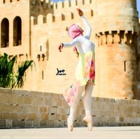 Busana yang biasanya ia kenakan saat menari balet adalah baju atasan yang berpola A-line dan panjang hingga lutut. Kemudian ia padukan dengan celana legging berwarna senada dan sepatu balet. Foto: Facebook