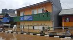 Foto: Petugas Sedot Air yang Rendam Kampung Pulo