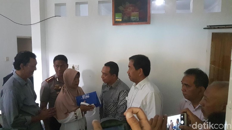 Direktur AP II Kunjungi Keluarga Putri Korban Longsor Bandara Soetta Direktur AP II Kunjungi Keluarga Putri Korban Longsor Bandara Soetta