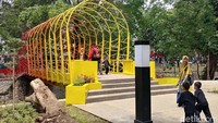 Alun-alun Regol dibangun di bantaran Sungai Cikapundung yang memisahkan antara Kecamatan Regol dan Lengkong. Lokasinya memanjang sekitar satu kilometer dengan lebar rata-rata mencapai 20 meter. Namun yang baru dibangun 600 meter, masih tersisa 400 meter lagi.
