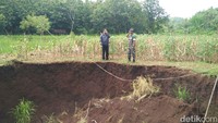 Setelah semakin melebar, lubang yang awalnya berbentuk kerucut berubah menjadi lingkaran. Fenomena ini menyedot perhatian warga.