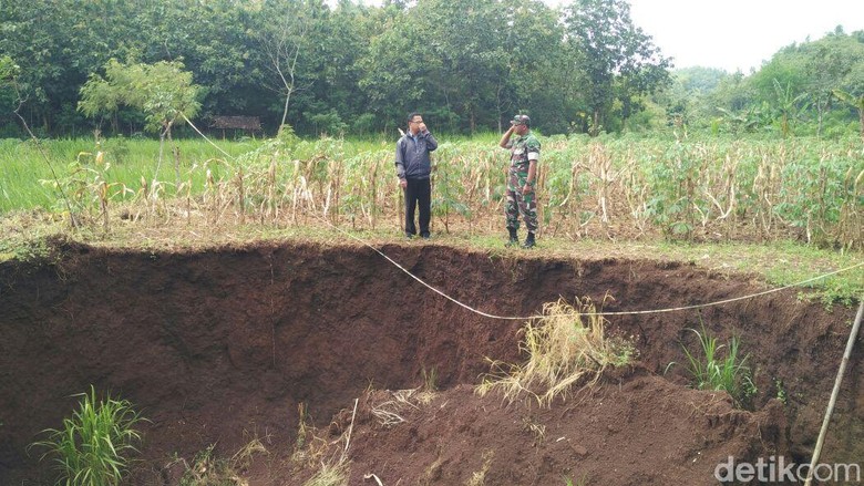 17 Lubang Misterius Ditemukan di Rongkop Gunungkidul 17 Lubang Misterius Ditemukan di Rongkop Gunungkidul