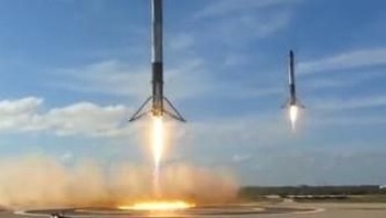 Ketiga roket Falcon Heavy didesain untuk dapat digunakan kembali yang menjadi salah satu kehebatannya. Pada ujicoba tahun 2018, hanya dua roket berhasil mendarat secara simultan. Booster inti meleset dari target pendaratan di kapal drone karena kehabisan bahan bakar untuk menyalakan tiga mesin yang dibutuhkan untuk mendarat. Foto: Dok. Elon Musk