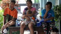 Para pengungsi ini mengeluhkan minimnya air bersih dan listrik.