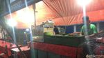 Ini Warung Pecel Lele yang Viral karena Tetap Buka Saat Banjir