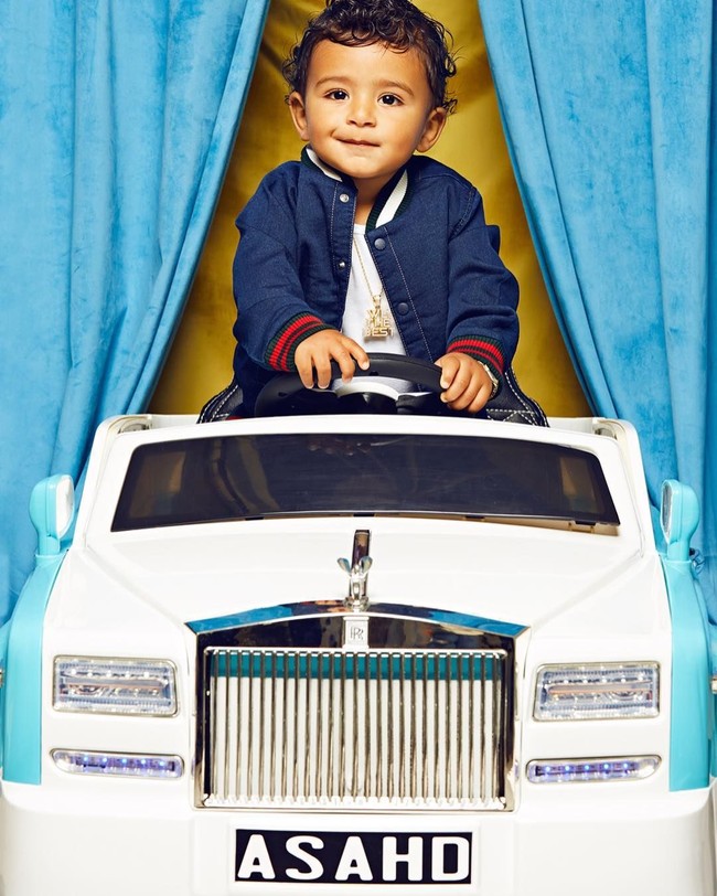 Meski belum boleh menyetir, Ashad sudah mengendarai mobil-mobil mewah. DJ Khaled diketahui telah membelikan anak pertamanya ini Mercedes, Rolls-Royce, hingga Ferrari dalam wujud miniatur. Foto: Instagram Asahd Khaled