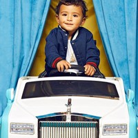 Meski belum boleh menyetir, Ashad sudah mengendarai mobil-mobil mewah. DJ Khaled diketahui telah membelikan anak pertamanya ini Mercedes, Rolls-Royce, hingga Ferrari dalam wujud miniatur. Foto: Instagram Asahd Khaled