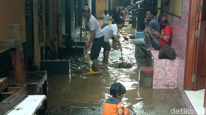 Kondisi banjir di Kampung Melayu, Rabu (7/2/2018) pukul 16.00 WIB. (Seysha-detikcom) Kondisi banjir di Kampung Melayu, Rabu (7/2/2018) pukul 16.00 WIB. (Seysha-detikcom)