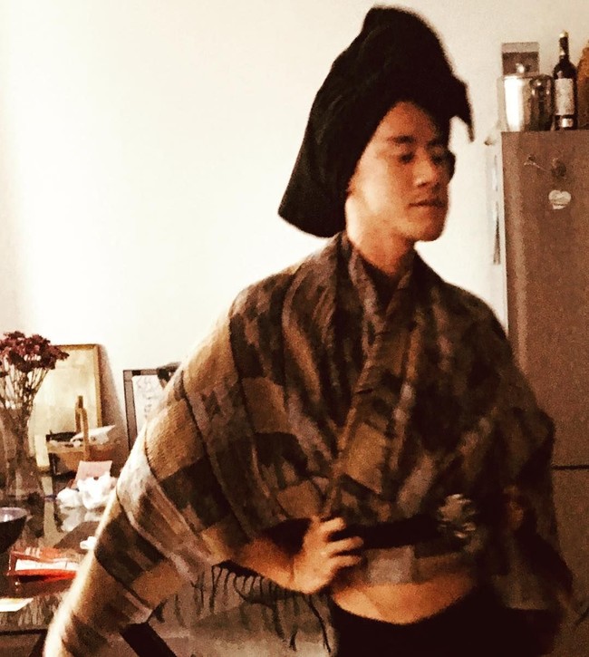 Tak hanya wanita, beberapa pria juga mengikuti tren foto bathleisure ini dengan pose kocaknya. Foto: Instagram