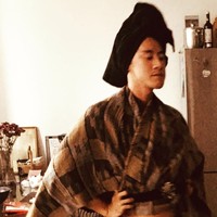 Tak hanya wanita, beberapa pria juga mengikuti tren foto bathleisure ini dengan pose kocaknya. Foto: Instagram