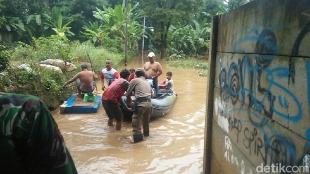  Evakuasi nenek Siti di Kampung Arus, Cawang, Jaktim, Rabu (7/2/2018)