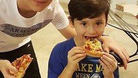 Ah! Kakak adik ini ganteng banget, sih! Walau lagi makan pizza, muka mereka tetap ganteng maksimal. Foto: Instagram @tamarablezynskiofficial
