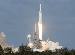 Detik-detik Menegangkan Roket Terkuat Sejagat Mengangkasa