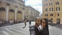 Begitu juga saat mereka di Roma, Italia. Mereka asyik selfie pakai tongsis lho! (Instagram/Larissa Saad)