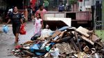 Potret Tumpukan Sampah Sisa Banjir di Cililitan