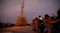 Kapal Viracocha III bersiap berlayar di Samudera Pasifik menuju Australia. 