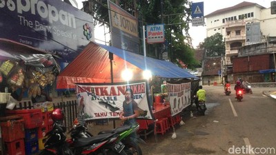 Ini Warung Pecel Lele yang Viral karena Tetap Buka Saat Banjir