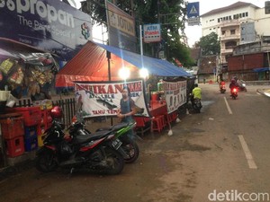 Mengunjungi Warung Pecel Lele yang Viral karena Buka Saat Banjir