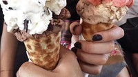 Siapa mau gelato? Dua cone gelato yang dipegang Ciki benar-benar bikin ngiler! Foto: Instagram citraciki