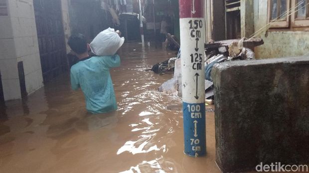 Banjir Kampung Melayu Surut, Warga Mulai Bersih-bersih