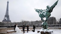 Mereka berpose dengan latar belakang Menara Eiffel, ikonnya Kota Paris. (Foto: REUTERS/John Schults)