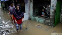 Banjir yang melanda kawasan Kebon Pala itu sempat surut pada Selasa (6/2) sore kemarin. Warga pun sempat membersihkan rumahnya yang kotor akibat banjir tersebut.