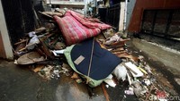 Begini penampakan tumpukan sampah sisa banjir di kawasan Cililitan, Kramat Jati, Jakarta Timur, Rabu (7/2/2018).