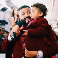 Asahd yang menggemaskan juga sering dibawa ke acara-acara karpet merah oleh kedua orangtuanya. Ketika datang ke Grammy lalu, ia pun memakai tuksedo dari David August yang diperkirakan berharga $2,500 (33 jutaan) hingga $4,000 (Rp 54 jutaan). Foto: Instagram Asahd Khaled