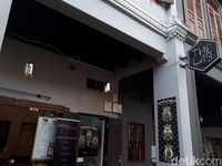 The Lab SG: Seru! Menyantap Burger Berlelehan Keju di Kafe Bertema Laboratorium