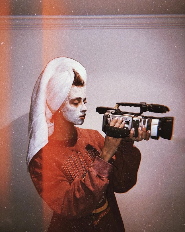 Sambil maskeran pria ini juga tak ingin ketinggalan untuk mengikuti tren kekinian berfoto dengan memakai handuk. Foto: Instagram