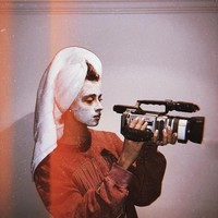 Sambil maskeran pria ini juga tak ingin ketinggalan untuk mengikuti tren kekinian berfoto dengan memakai handuk. Foto: Instagram