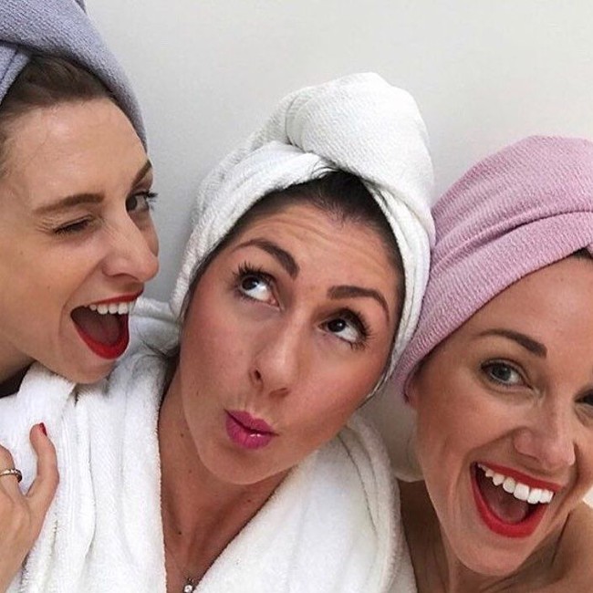 Banyak selebgram yang mengunggah foto selfie mereka mengenakan handuk seolah habis mandi dan menjadikannya tren yang diberi tagar #bathleisure. Foto: Instagram