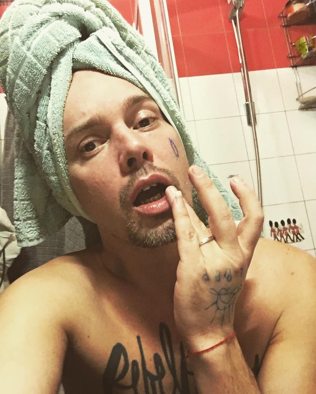 Bagaimana menurutmu dengan gaya manja pria bertato dan berkumis yang berpose mengenakan handuk ini? Foto: Instagram