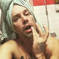 Bagaimana menurutmu dengan gaya manja pria bertato dan berkumis yang berpose mengenakan handuk ini? Foto: Instagram