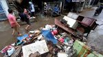 Potret Tumpukan Sampah Sisa Banjir di Cililitan