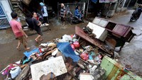 Sampah yang terdiri dari kayu, plastik, gabus, kursi, sofa, kasur, sampai lemari pun tertumpuk di ruas jalan.