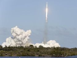 Detik-detik Menegangkan Roket Terkuat Sejagat Mengangkasa