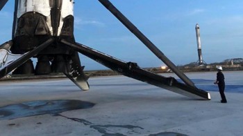 Teknisi SpaceX memeriksa kedua mesin pendorong tersebut. Foto: Instagram